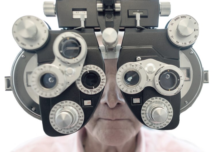 Beim Verzerrten Sehen steht am Beginn der Behandlung eine Augen-Untersuchung.